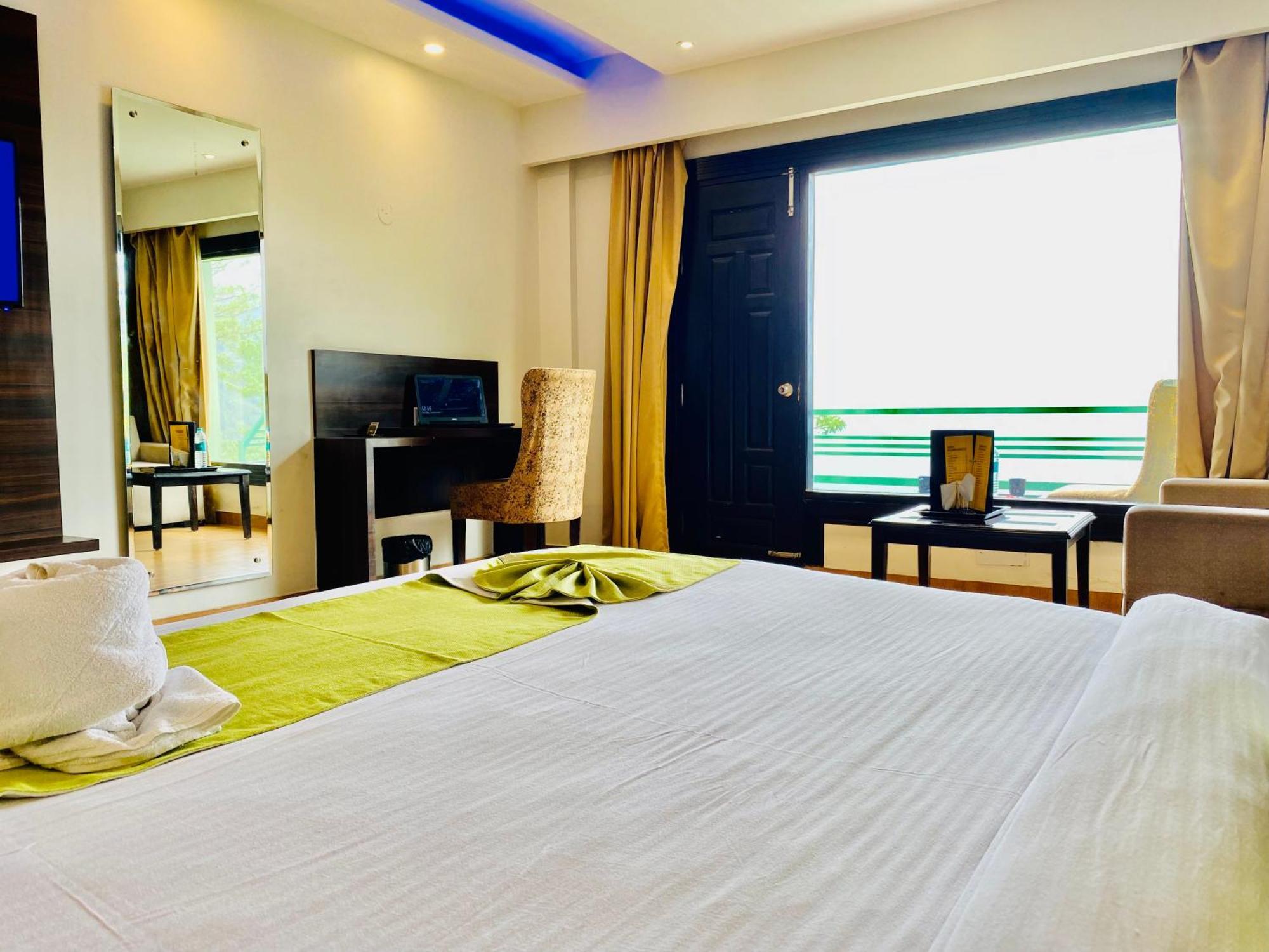 Royal Green Mashobra - Mountain And Valley View Rooms Шимла Экстерьер фото